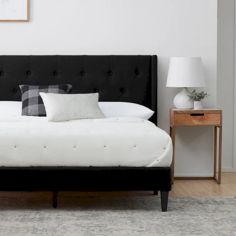 Letto imbottito con testiera ad ali e bottoni Isabelle