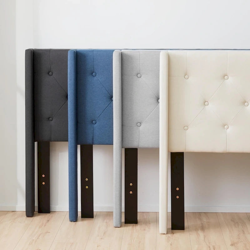 Letto imbottito con testiera ad ali e bottoni Isabelle