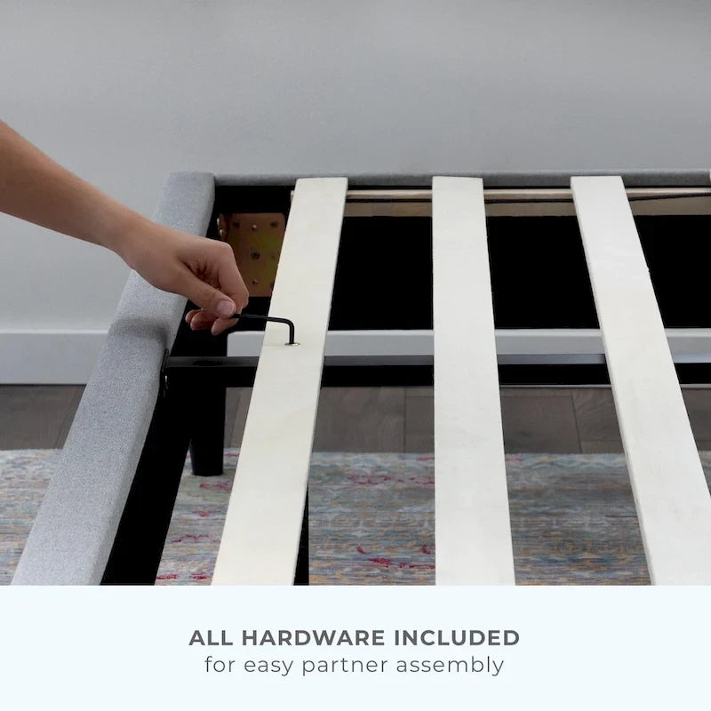 Letto imbottito con testiera ad ali e bottoni Isabelle