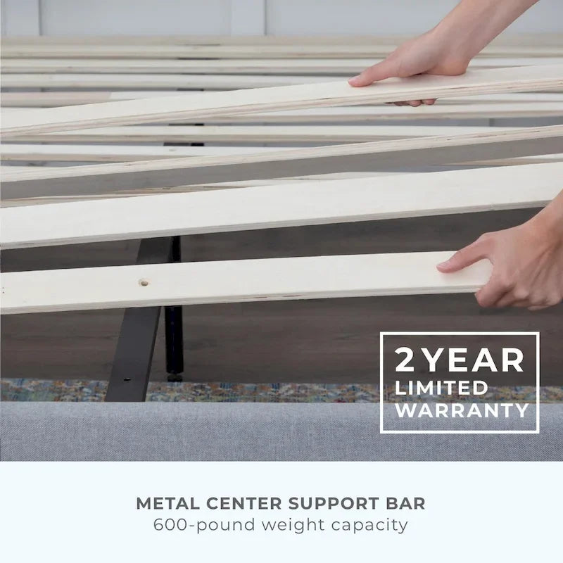 Letto imbottito con testiera ad ali e bottoni Isabelle