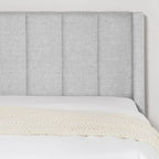 Letto matrimoniale Eleanor imbottito con testiera a righe verticali