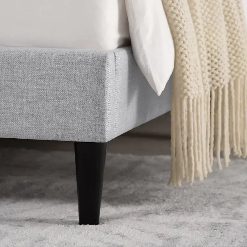 Letto matrimoniale Eleanor imbottito con testiera a righe verticali