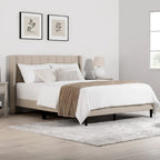 Letto matrimoniale Eleanor imbottito con testiera a righe verticali