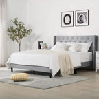Letto matrimoniale Eleanor imbottito con testiera a righe verticali